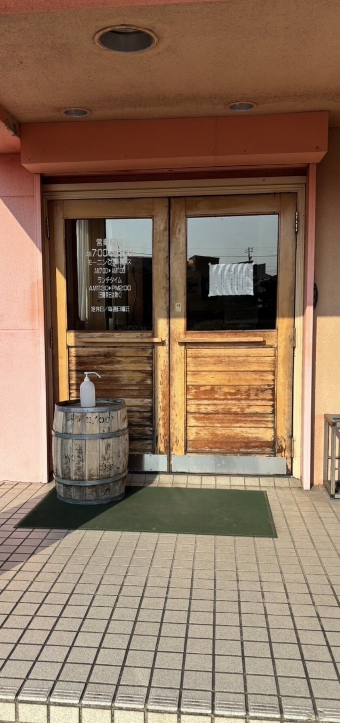 店舗入口ドア交換 施工前の木製扉
